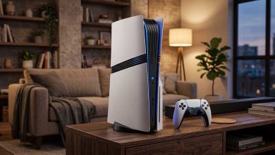 Console PS5 Pro posée sur un meuble avec manette DualSense dans un salon moderne