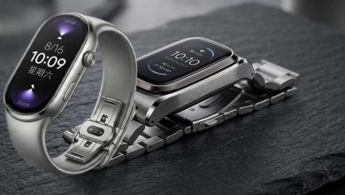 Xiaomi Smart Band 11 édition tout métal posé sur une surface sombre