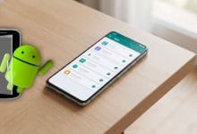 Smartphone Android affichant le menu de gestion des applications du Google Play Store pour retrouver les programmes supprimés.