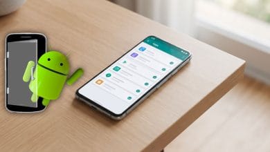 Smartphone Android affichant le menu de gestion des applications du Google Play Store pour retrouver les programmes supprimés.
