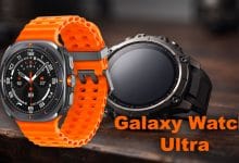 Gros plan sur une montre connectée Galaxy Watch Ultra posée sur une table sombre.