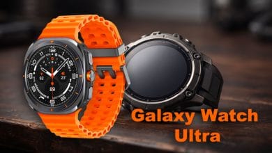 Gros plan sur une montre connectée Galaxy Watch Ultra posée sur une table sombre.