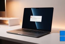 Écran d'ordinateur affichant une erreur de Windows Media Creation Tool avec un clavier et une souris sur un bureau moderne.