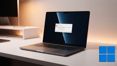 Écran d'ordinateur affichant une erreur de Windows Media Creation Tool avec un clavier et une souris sur un bureau moderne.
