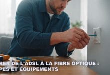 Technicien branchant une prise optique murale pour migrer de l'ADSL vers la fibre optique