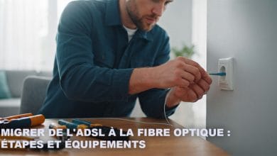 Technicien branchant une prise optique murale pour migrer de l'ADSL vers la fibre optique