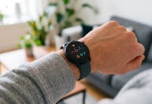 Montre connectée Google affichant des métriques d'analyse cardiaque lors de la mise à jour Pixel Watch santé.
