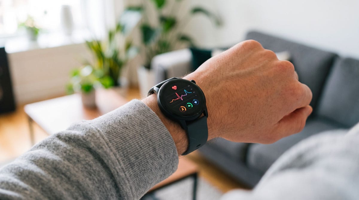 Montre connectée Google affichant des métriques d'analyse cardiaque lors de la mise à jour Pixel Watch santé.
