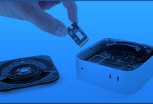 Démontage d'un châssis de Mac mini révélant les puces de stockage flash intégrées directement sur le circuit imprimé.