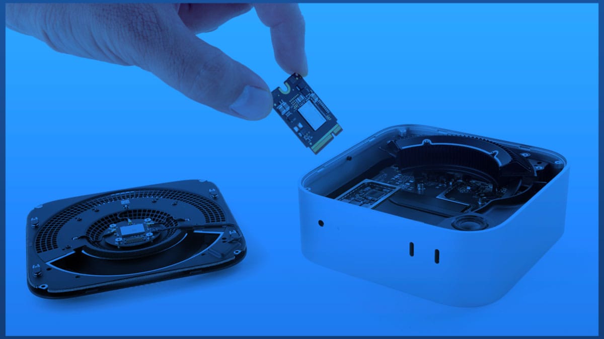 Démontage d'un châssis de Mac mini révélant les puces de stockage flash intégrées directement sur le circuit imprimé.