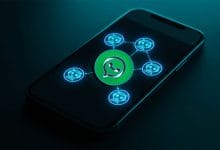 Interface de l'application mobile WhatsApp affichant la connexion de plusieurs agents IA différents.