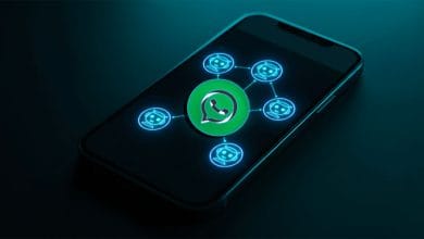 Interface de l'application mobile WhatsApp affichant la connexion de plusieurs agents IA différents.